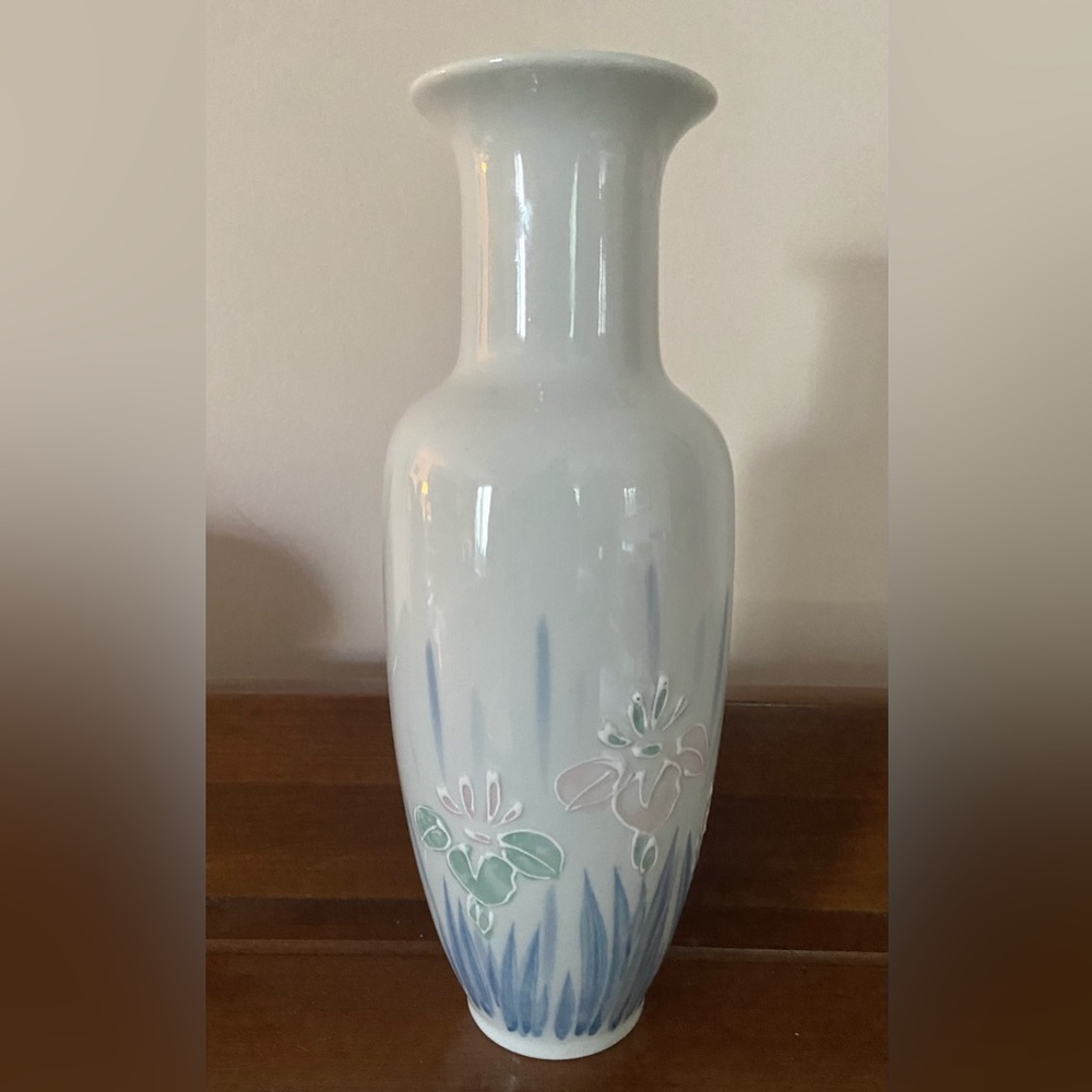 Otagiri Vintage Japanese Porcelain Vase 1970 Iris Flowers 11” Embossed edges🥰